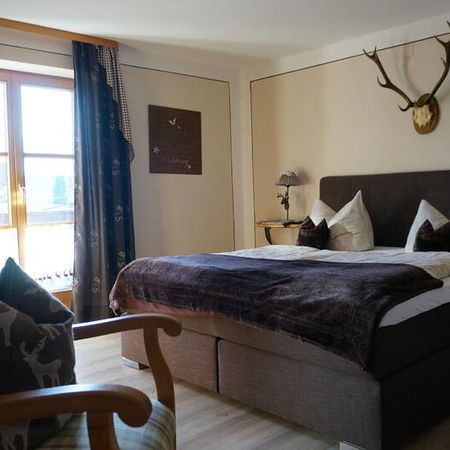 Boxspringbett in einem Zimmer