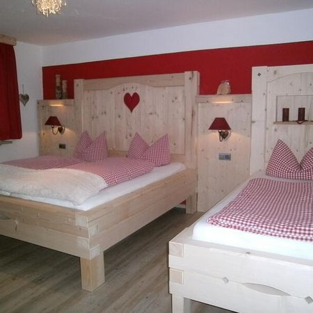 Ein Doppelbett und ein Einzelbett in eiinem Zimmer