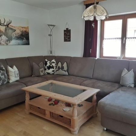 U-förmige Couch im Wohnzimmer