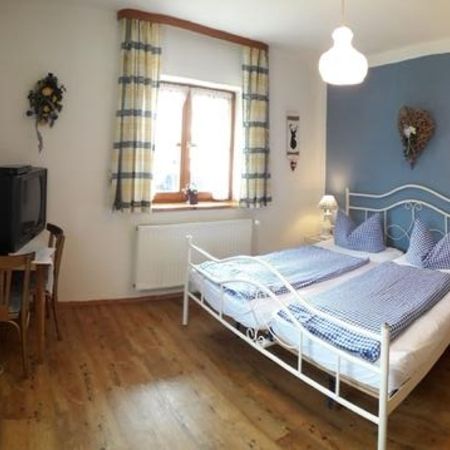 Doppelbett mit blauen Akzenten