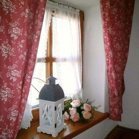 Rote Gardinen vor einem Fenster im Haus