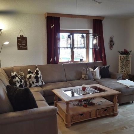 Große Couch im Wohnbereich