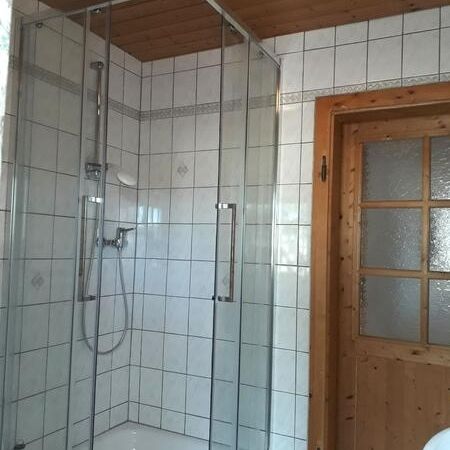 Eckdusche im Badezimmer des Hauses