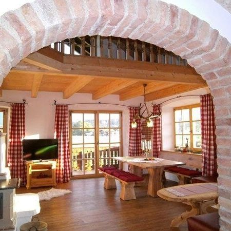 Rounded archway with access to the living and dining area